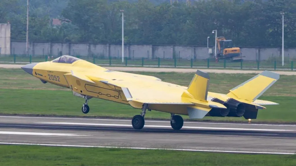 去年9月曝光的殲-20A原型機為黃色塗裝。（圖／翻攝微博）