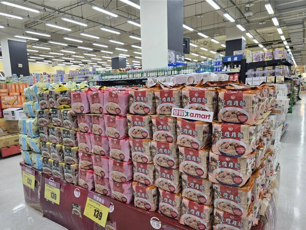 全台備戰颱風丹娜絲，各量販超市增加備貨助民眾防颱。（示意圖／愛買提供）