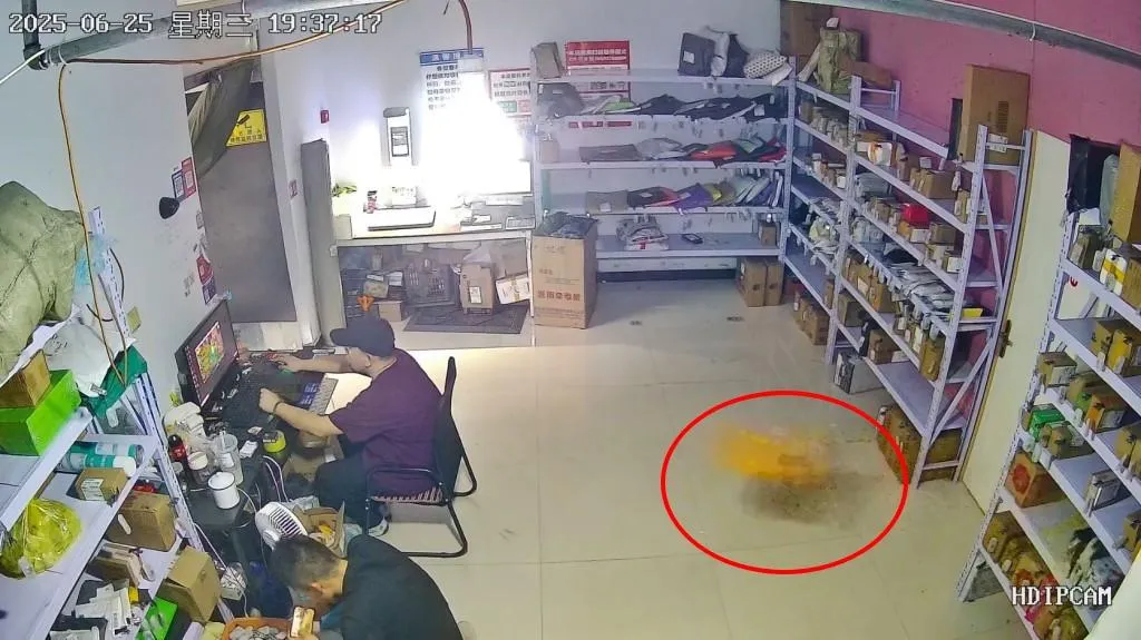 河北快遞站包裹離奇炸飛被監視器拍下。（圖／翻攝微博）