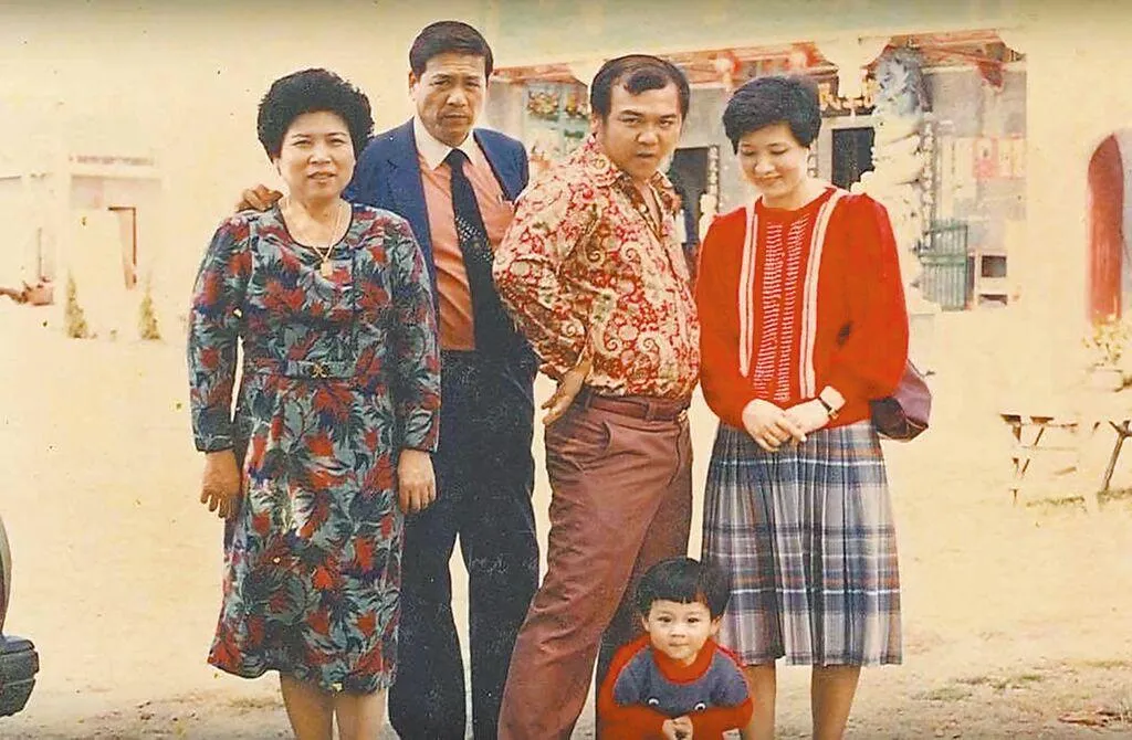 鄭人碩（右二）小時候與奶奶（左起）、爺爺、爸爸、媽媽的家庭照。（圖／鄭人碩提供）