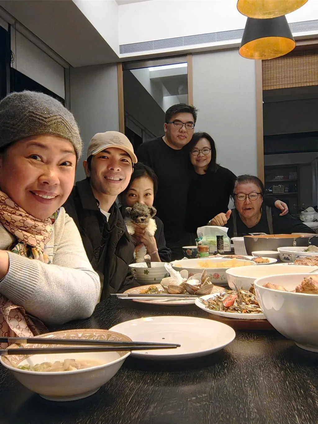 蕭敬騰夫婦跟媽媽、大哥大嫂、爸爸全家人溫馨聚餐。(圖/喜鵲娛樂 提供)