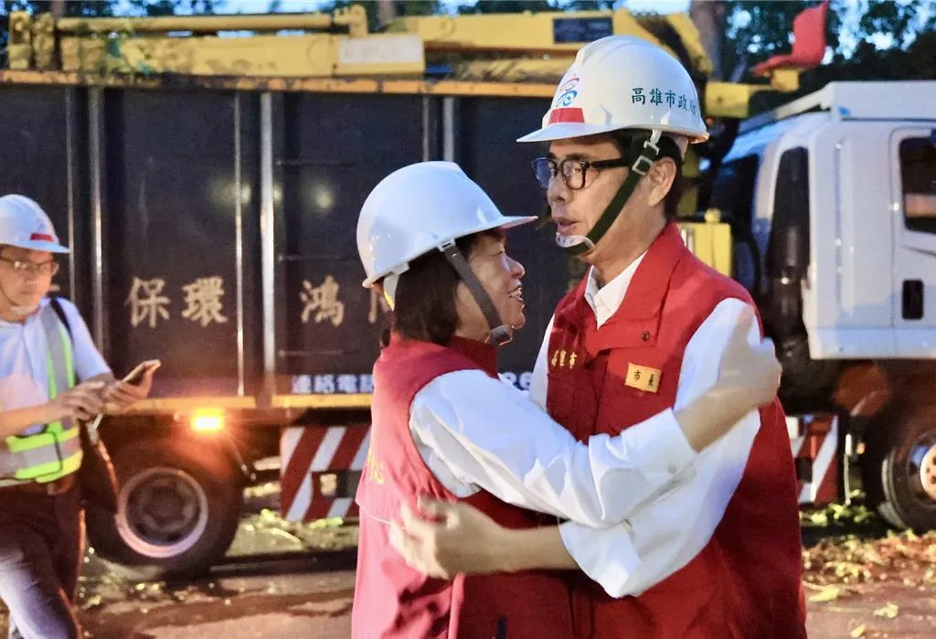 黃敏惠與陳其邁擁抱。（圖／翻攝自陳其邁臉書）