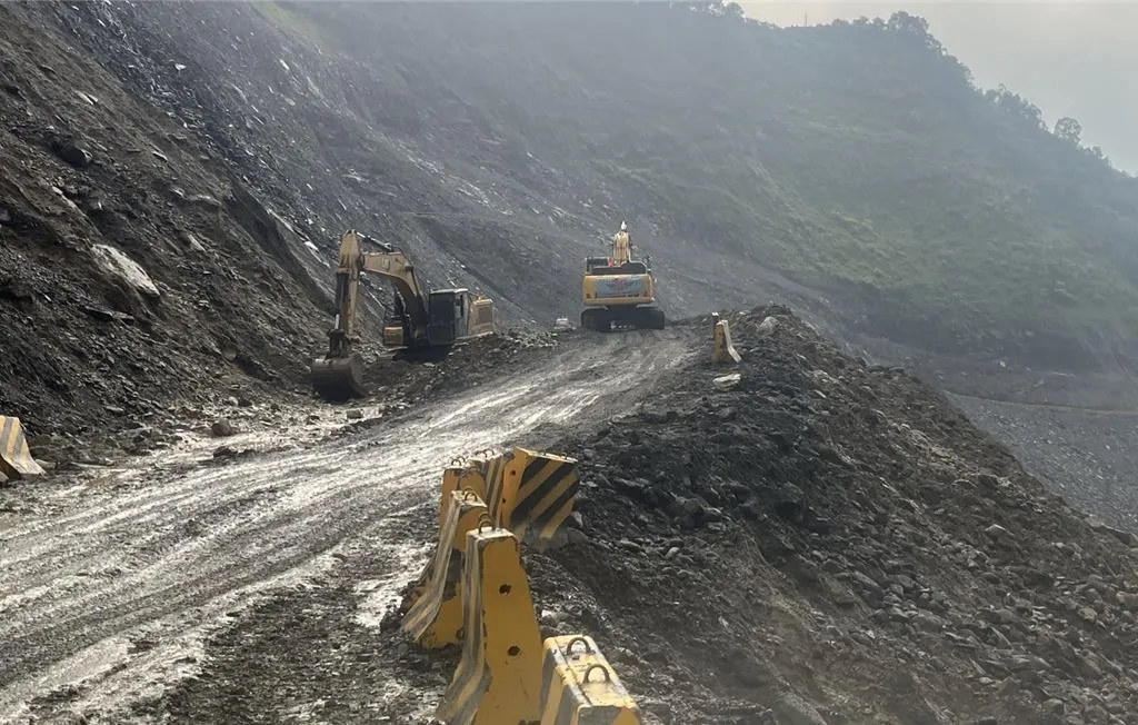高雄大雨不斷，8日土石滑落擋住台20線臨93線便道通行，甲仙工務段積極搶通中。（圖／公路局甲仙工務段提供）