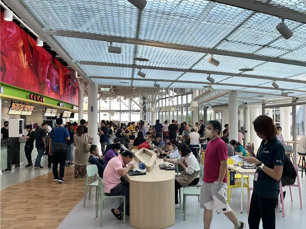 國道3號清水服務區最近傳出清潔人員用拖把擦桌子，統一超商已要求委外公司實施全面消毒。（圖／中時資料照）