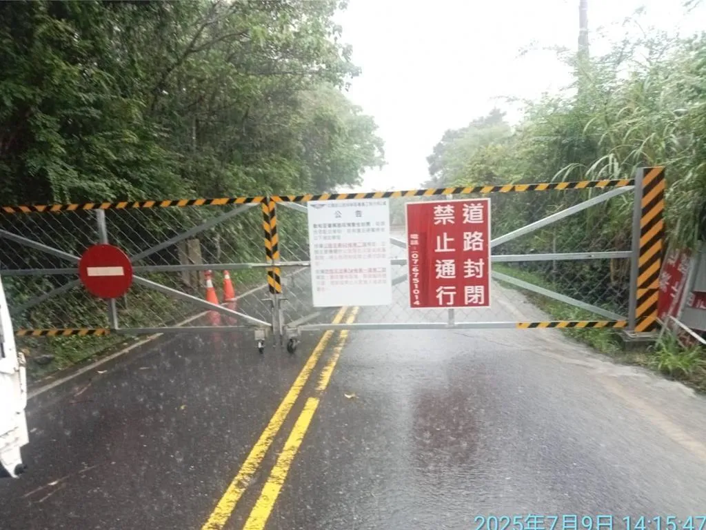 高雄山區9日大雨不斷，公路局甲仙工務段預警性封閉台20線臨93線勤和至復興路段。（圖／公路局甲仙工務段提供）
