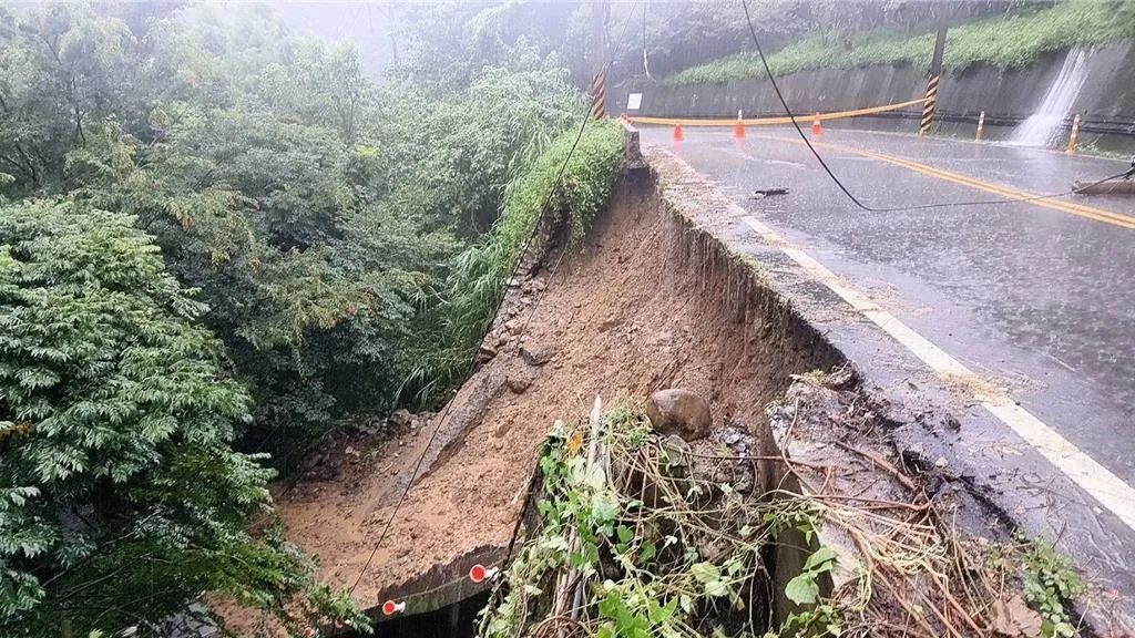 該路段路基遭大雨掏空，路邊護欄因此滑落。（圖／民眾提供／中時）