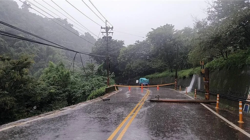 台中市新社區豐埔產業道路（中95－1安妮公主花園前）9日傍晚發生路基掏空引發電線桿斷裂阻路。（圖／民眾提供／中時）