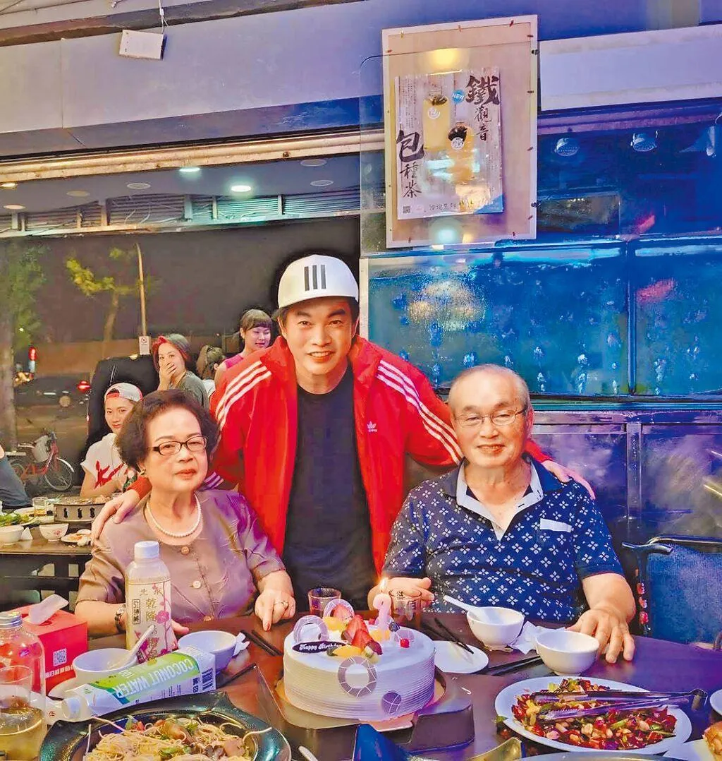 康康(中)跟爸爸、媽媽感情緊密,每月都會安排他們看自己演出。(圖/康康提供)