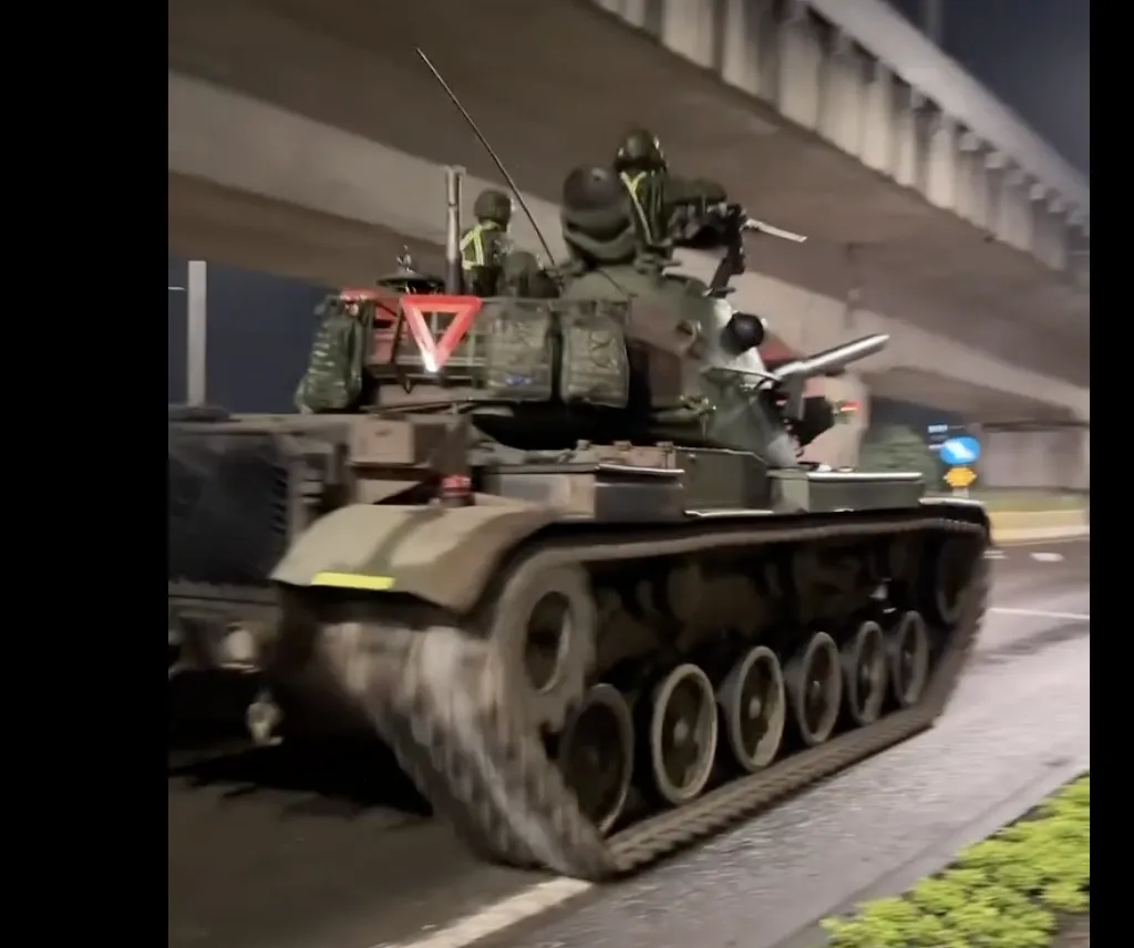 M109自走砲車肇事，多輛坦克移防改道避開。（圖／網友harry83714提供）