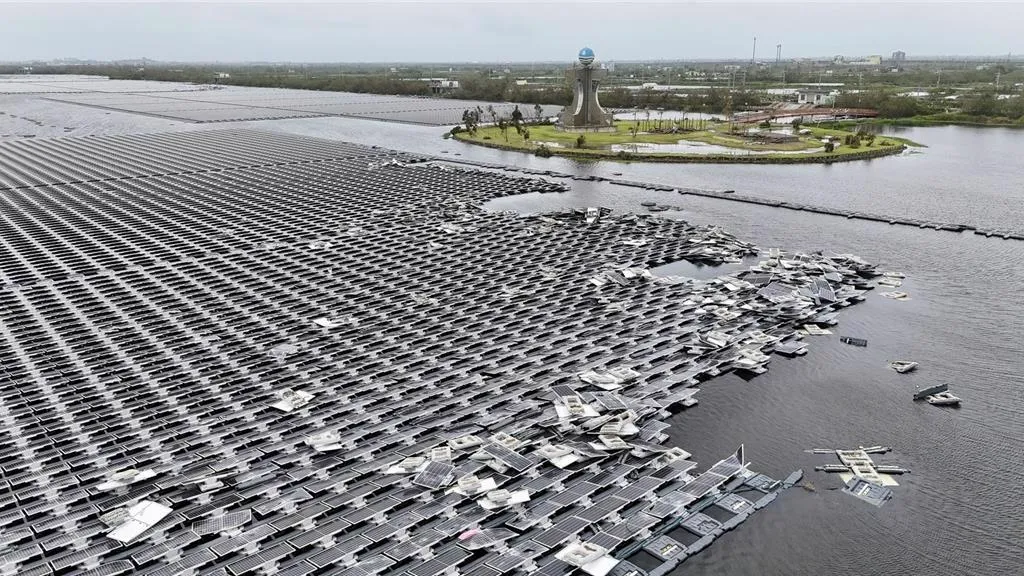 嘉義縣滯洪池水面型光電板遭吹翻。（圖／報系資料照）