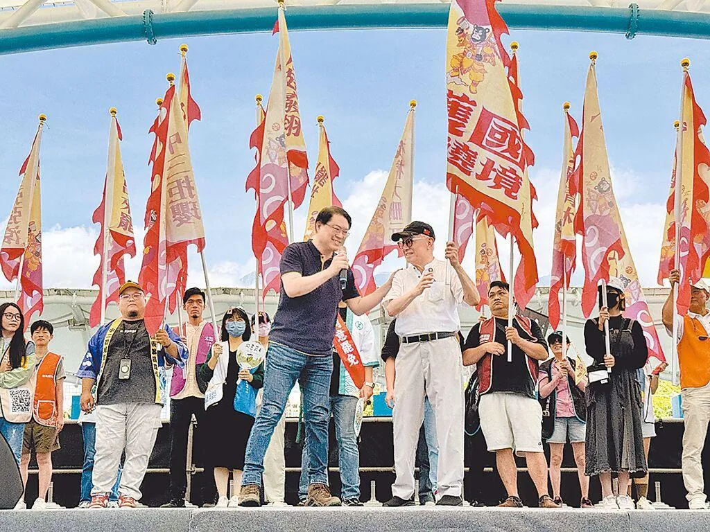 民進黨祕書長林右昌（前排左）帶領罷團志工在花蓮舉辦護國大遶境誓師大會。（圖／報系資料照）