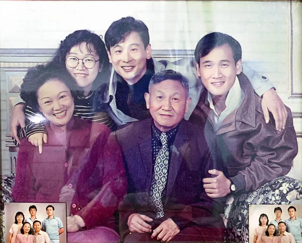 張世(上排中)開心分享全家福照。(圖/圓方影業提供)