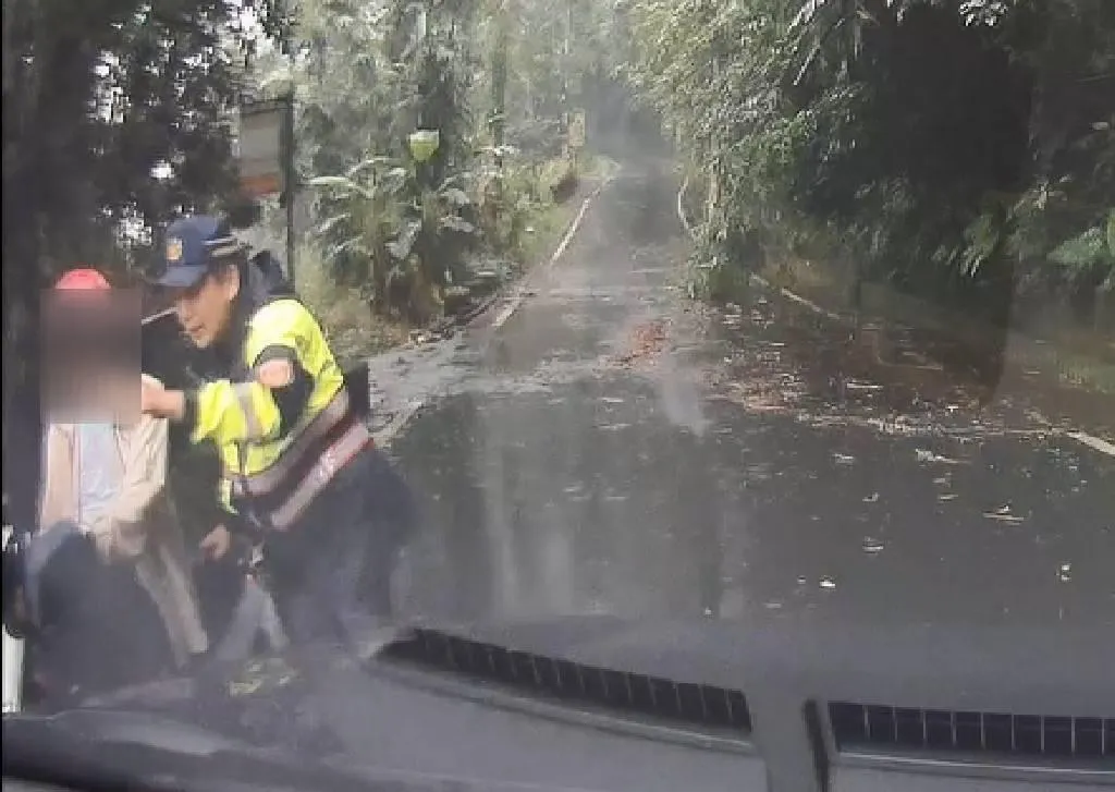 老翁渾身被雨打濕，員警勸老翁跟他們下山。（圖／翻攝畫面）