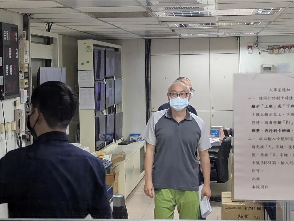張案罷免領銜人游正義在羈押多日後，氣色顯然不算好，交保後也快速離去。（圖／中時報系）