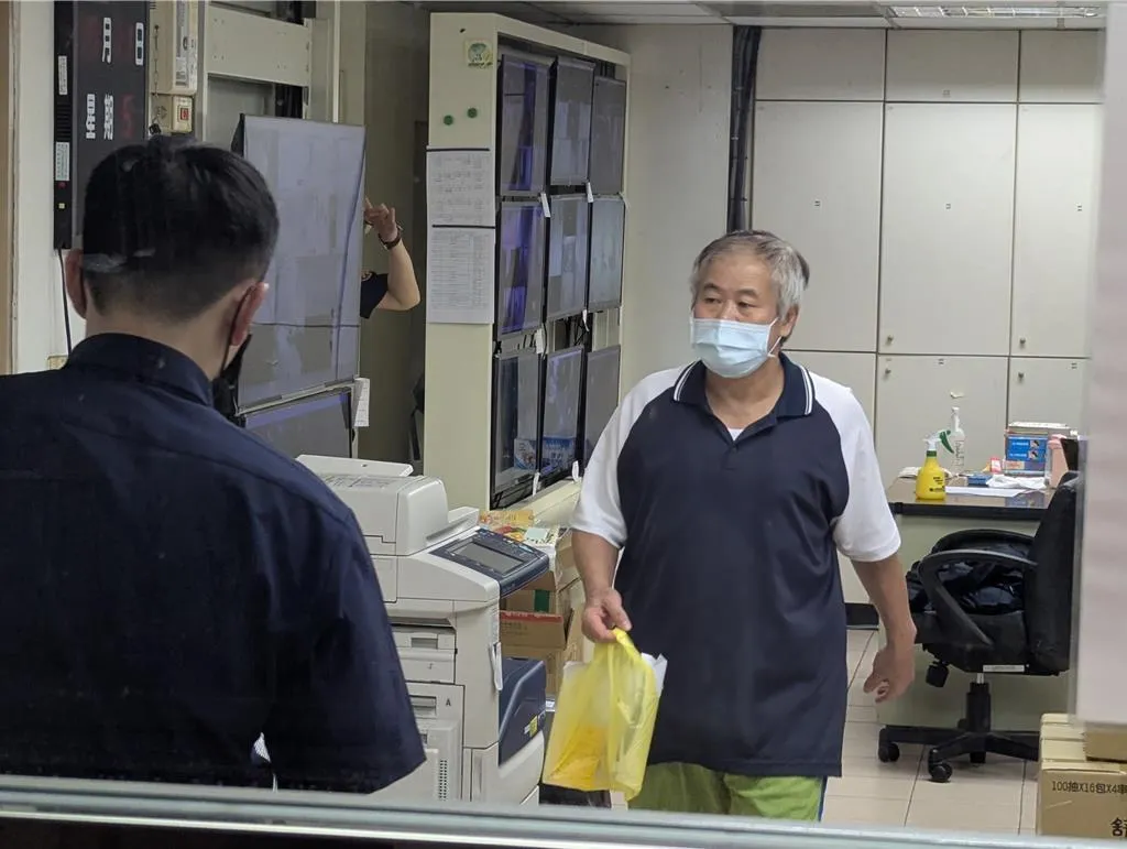 國民黨基市黨部仁愛區主任張金發是全案羈押時間最長的一人，交保後快速離開基隆地院。（圖／中時報系）
