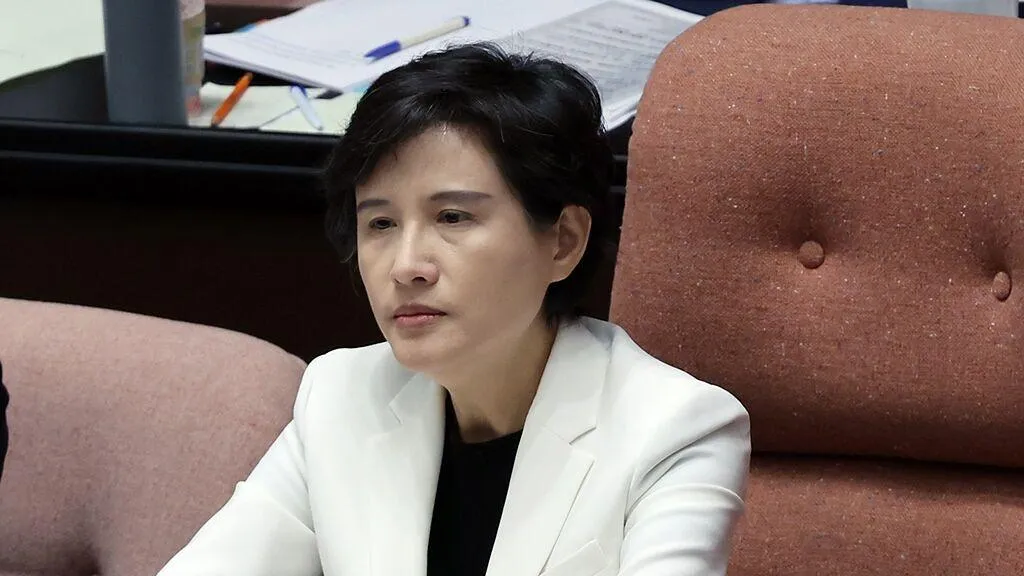 負責對美談判的行政院副院長鄭麗君今天清晨返抵國門，面對媒體提問僅微笑說辛苦了、謝謝。（圖/資料照）