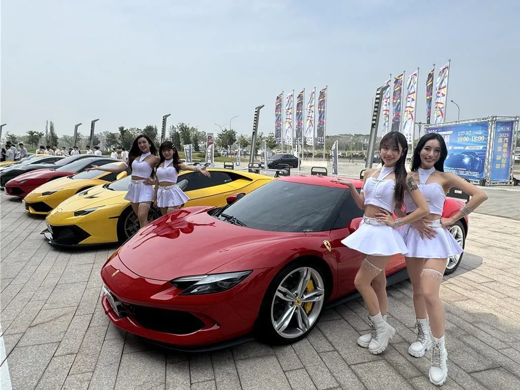 2025台南車展盛大開展，大台南會展中心廣場一字排開的超跑，吸引民眾目光。（圖／工商時報）