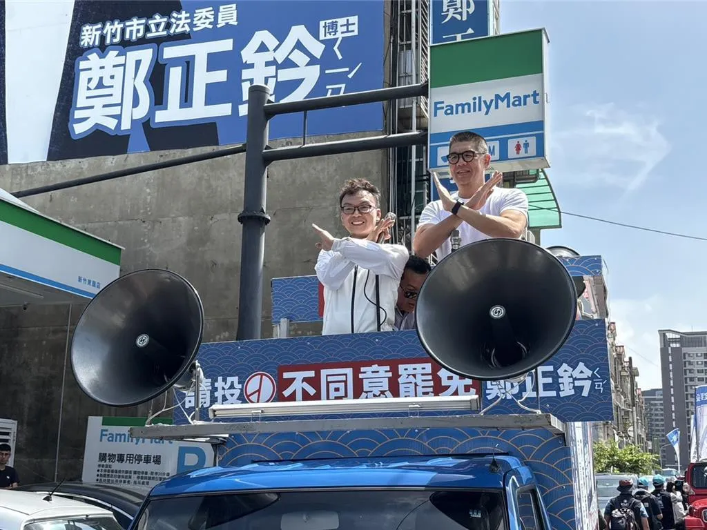 國民黨副主席連勝文13日上午到竹市，陪同立委鄭正鈐掃街拜票。（中時王惠慧攝）