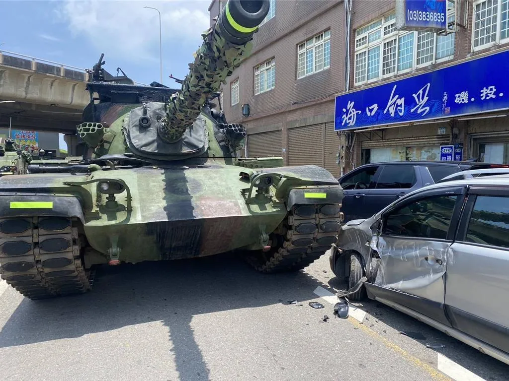 1輛陸軍CM-11戰車13日11時許，經過大園區漁港路228號前，不慎跨越行車分向線擦撞對向停等的小客車。（大園分局提供）