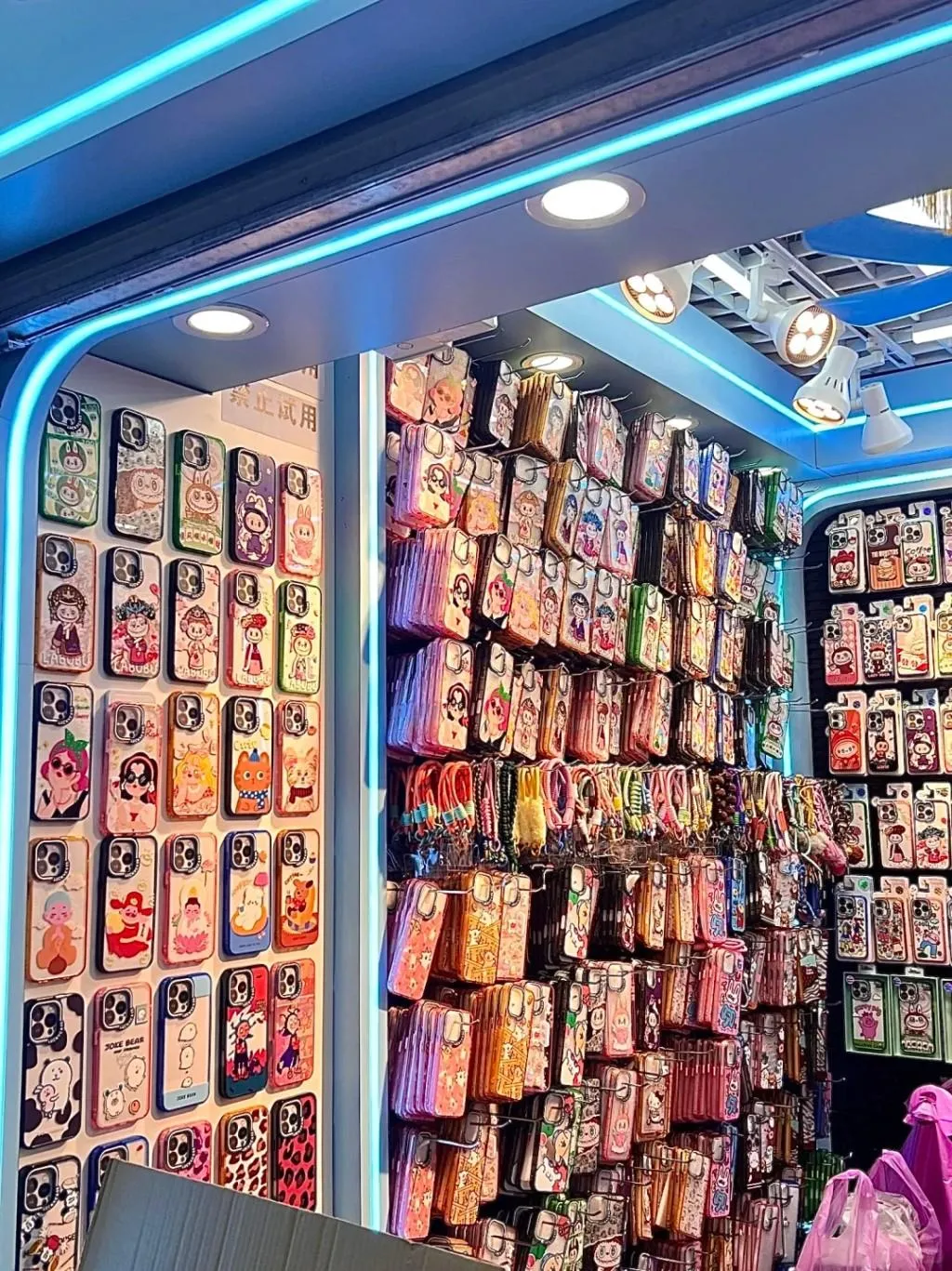 陸媒曝廉價手機殼恐成毒源。（圖／翻攝微博）