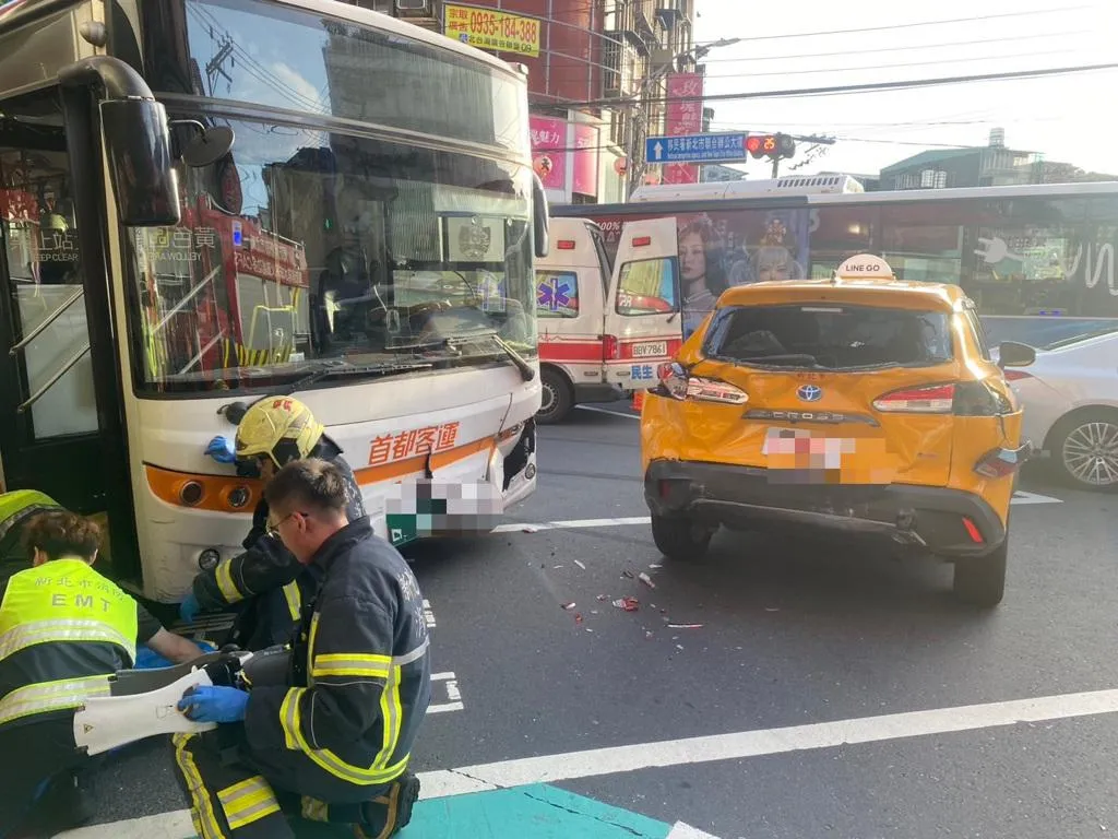 遭撞機車後座的1名5旬婦女卡進公車車頭底部,消防人員將其救出送醫。(圖/翻攝畫面)
