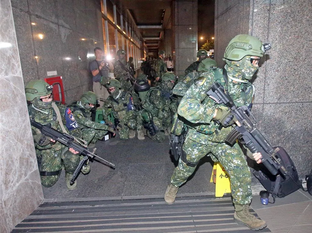 國軍部隊接收指令後,迅速向捷運站移動。(圖/中時)