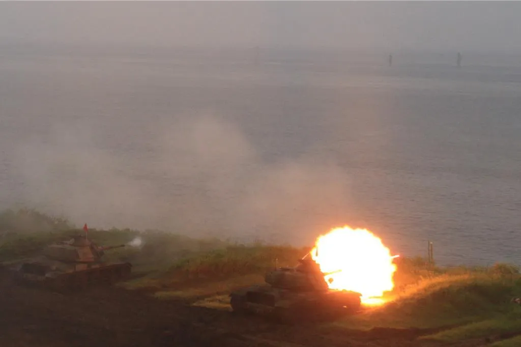 M60A3戰車瞄準海上目標。(圖/報系資料照)