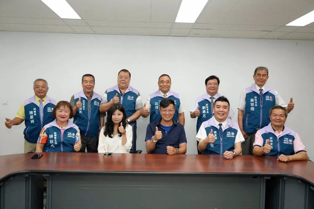 張嘉哲市長偕夫人（前排左二）與聯合總會幹部們合影留念。（取自台灣區南投縣同鄉會聯合總會臉書）