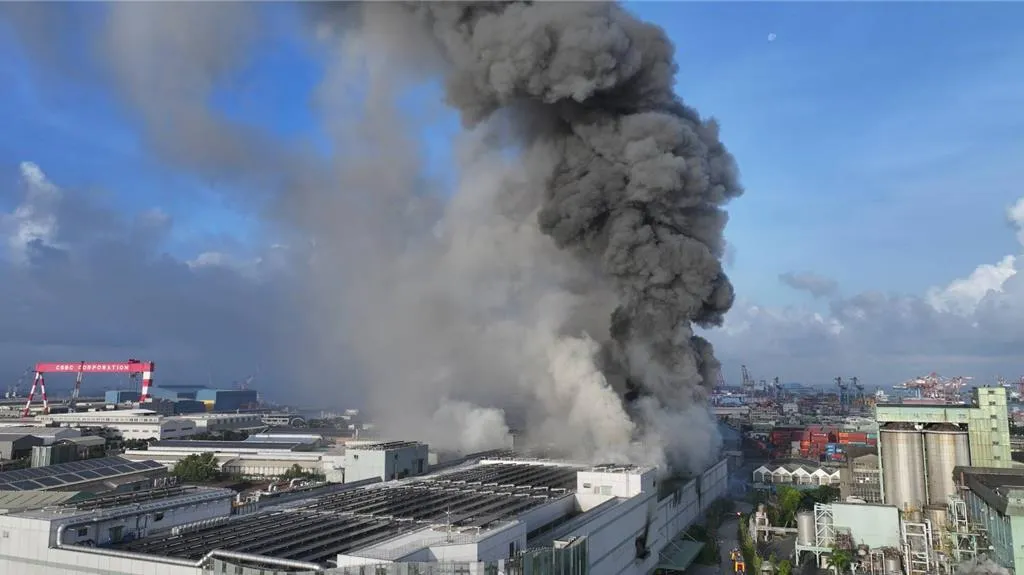 全台首座超級電池工廠三元能源科技公司位於高雄小港的廠區,今(14)日清晨發生重大火警,造成15人輕重傷,恐怕需要3個月才能復工。(圖/高雄市消防局提供)