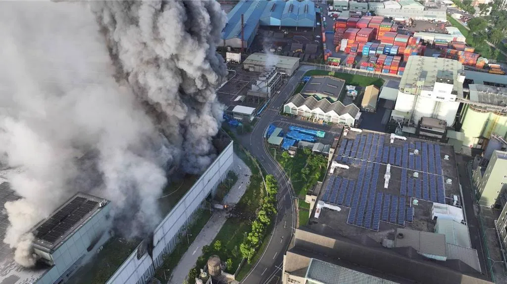 全台首座超級電池工廠三元能源科技公司,今(14)日清晨5時許在高雄小港發生嚴重火警。(圖/高雄市消防局提供)
