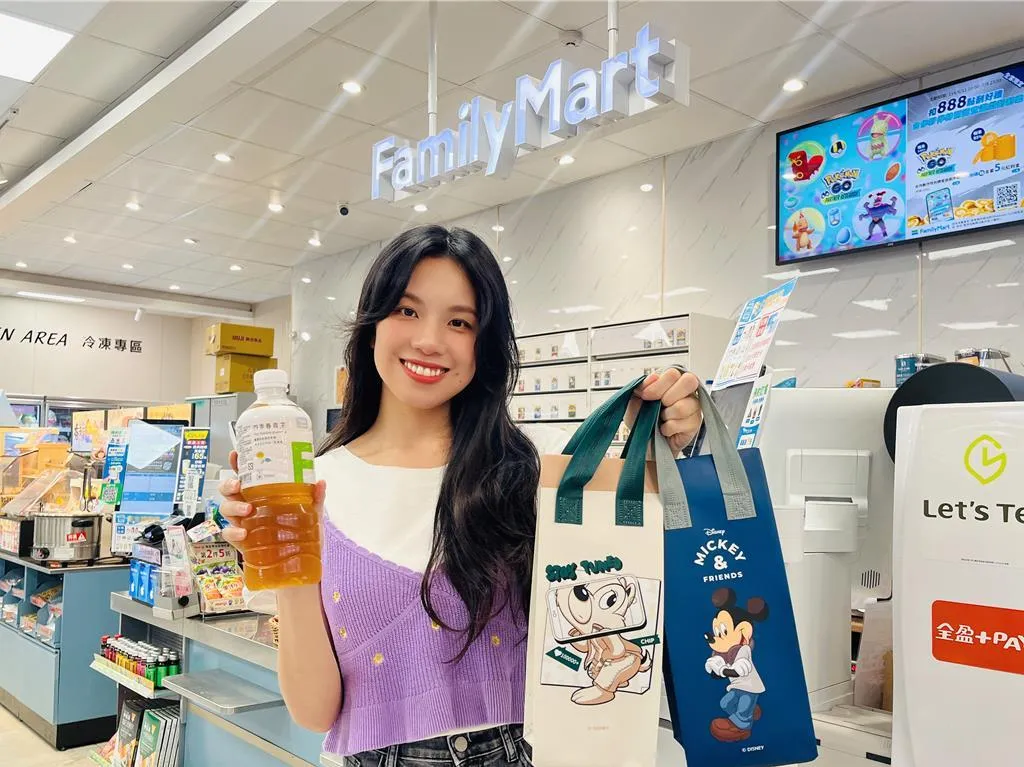 全家購買20元以上指定飲品、冰品、酷繽沙享第2件6折、買3送1優惠，任選4件再免費送限量迪士尼系列保冷袋。（圖／全家提供）