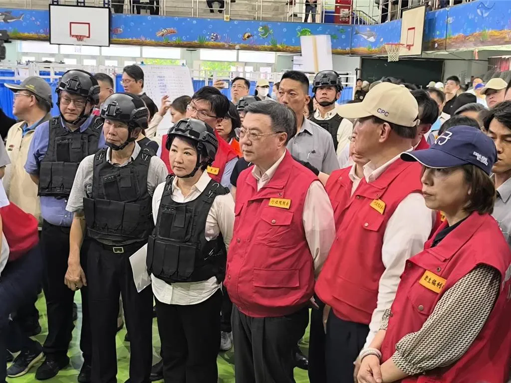 行政院長卓榮泰、台中市長盧秀燕等人15日下午前往台中市梧棲區梧棲國小視察急救站及救濟站作業演練。（報系資料照）