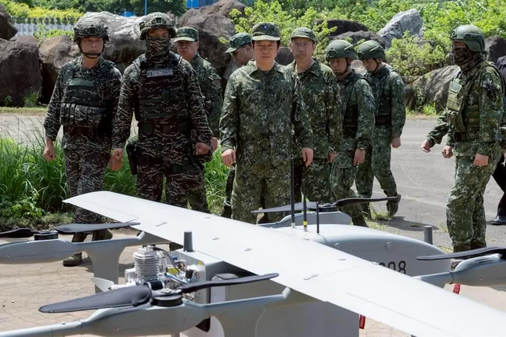 總統賴清德(中)15日前往新北八里視導漢光演習,軍方展示海軍採購的陸用型監偵無人機。(圖/總統府提供)