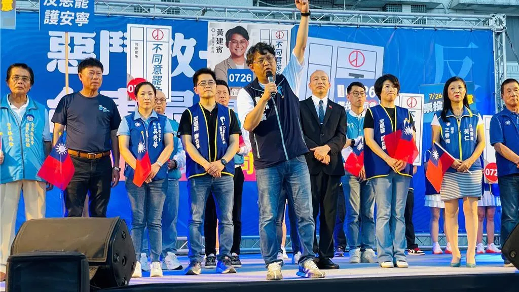 黃建賓（中）於晚會致詞，感謝鄉親長期以來的支持與鼓勵。（報系資料照）