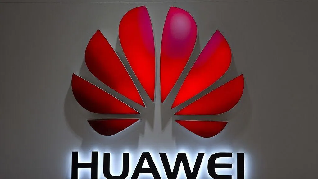 川普批准輝達H20晶片恢復對中國大陸出口。彭博報導，白宮人工智慧主管塞克斯表示，這將削弱華為占據全球市場更大份額。（圖/美聯社）