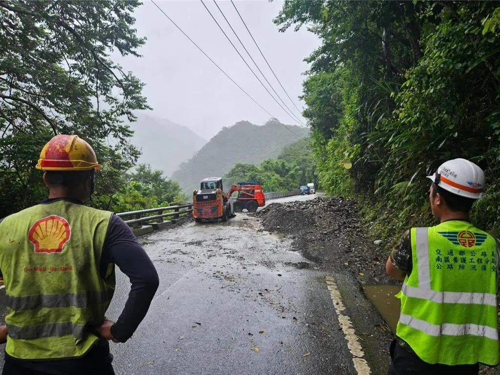 台20線186K土石滑落路面。（圖／關山警察分局提供）
