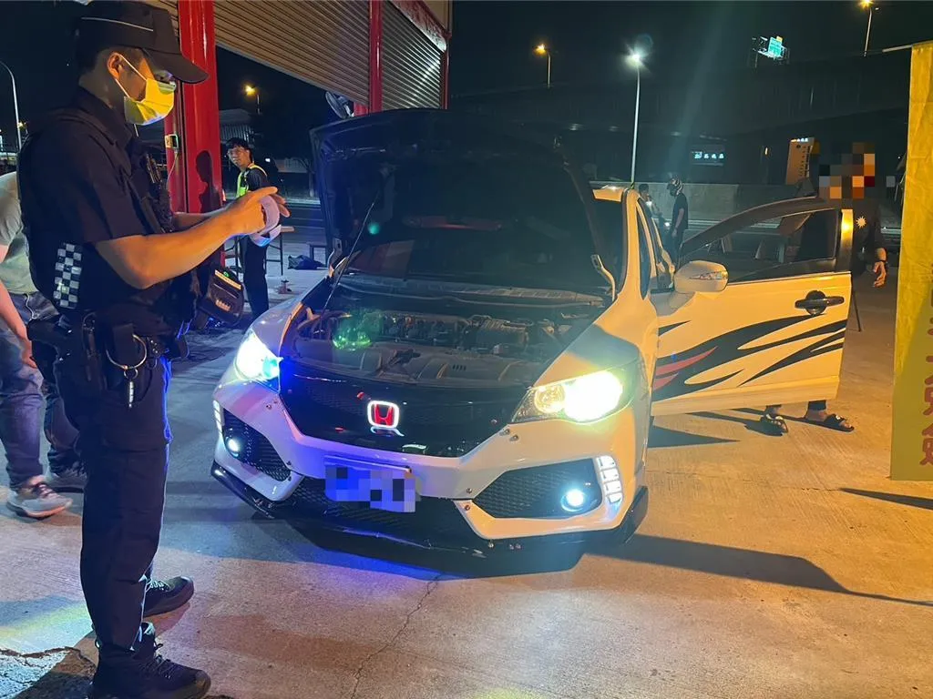 台中市霧峰警分局針對轄區內改裝車輛深夜炸街問題，與環保局、監理單位展開聯合稽查行動，半年多已取締各類違規改裝車輛100輛次。（圖/警方提供）