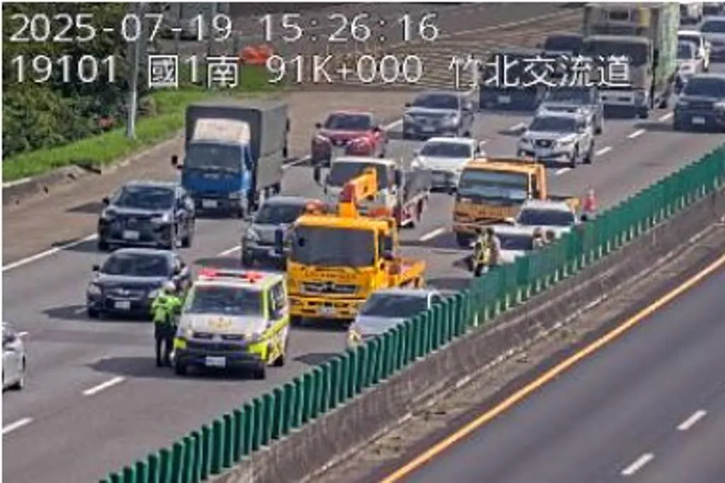 國道一號北向91.2公里處竹北路段今（19）日下午發生三輛自小客車追撞事故。（圖/翻攝自國道1968）