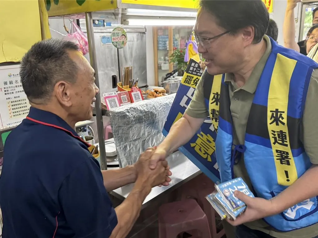 民進黨秘書長林右昌今（20）日上午到新北市汐止區金龍市場和罷免立委廖先翔團隊「齊心斷翔」一同掃街拜票。（中時柯毓庭攝）
