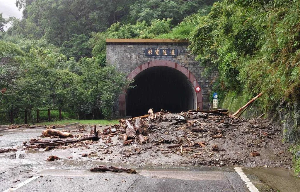 台20線南橫公路多處坍方。(圖/公路局南區養護工程分局提供)