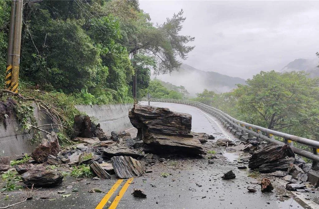 多處發生邊坡坍方造成雙向道路阻斷。(圖/公路局南區養護工程分局提供)