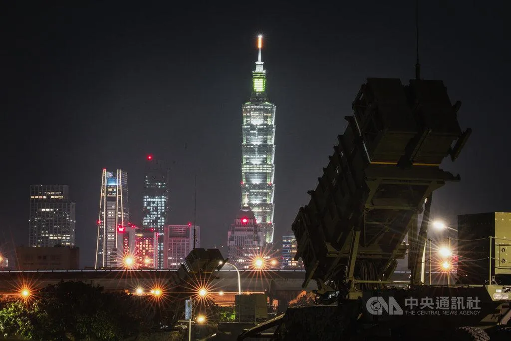 國軍漢光41號實兵演習幕，圖為2輛空軍愛國者飛彈發射車16日深夜放列於北市美堤河濱公園。（圖/中央社）