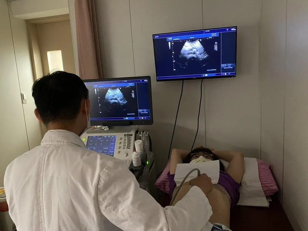 一名上腹不適患者透過超音波檢查發現「無數的腫瘤」密密麻麻佔據整個肝臟。（圖／肝病防治基金會）