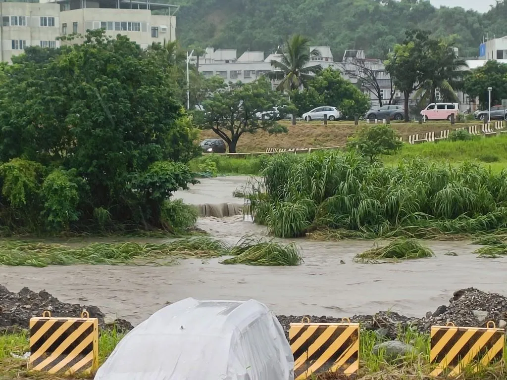 仁義北路堤防旁的太平溪水位已明顯暴漲。（圖／翻攝臉書社團「台東臉書災害通報」）