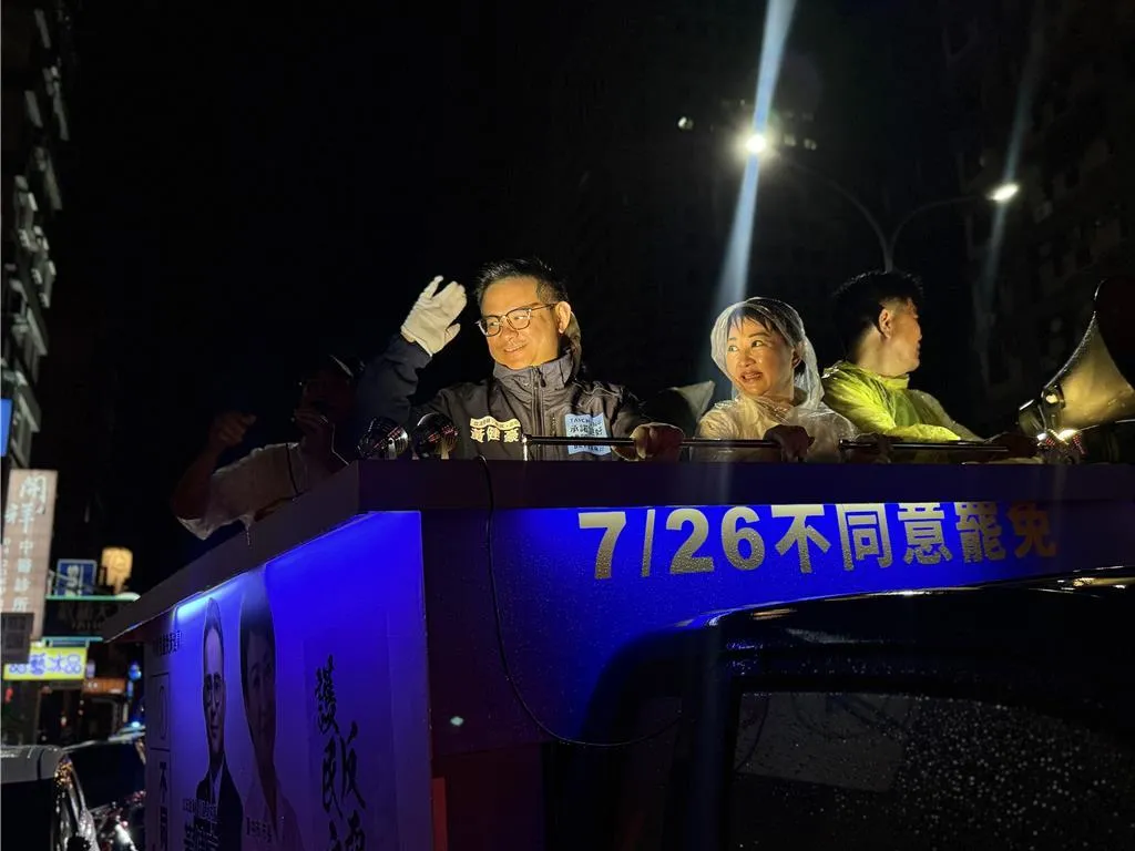 盧秀燕21日晚間陪同黃健豪車掃。(報系資料照)