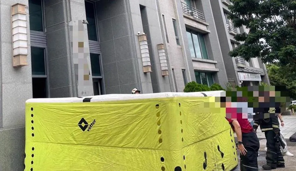 桃園市中壢區39歲魏男，因不願入監服刑，情緒激動揚言「若警察靠近就從3樓跳下」。（圖／翻攝畫面）
