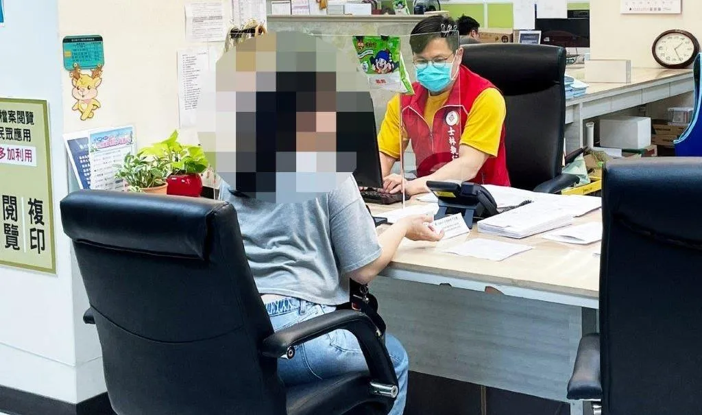 女子得知股票遭凍結立刻繳清罰款。（圖／翻攝畫面）