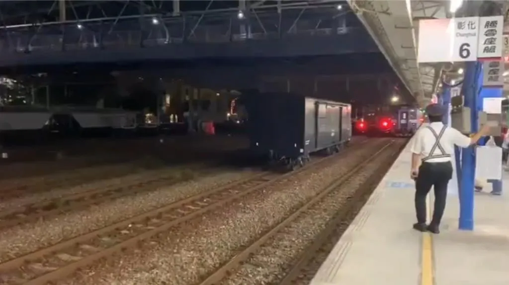 台鐵一列貨物列車昨日晚間突有一節脫掛滑走。（圖／讀者提供）