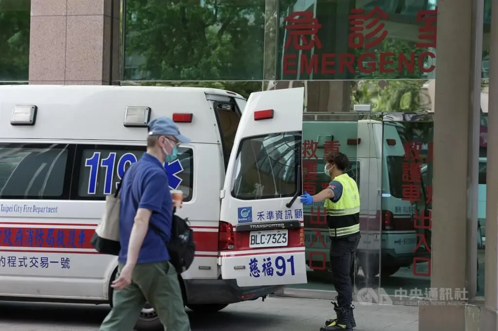 台北馬偕紀念醫院急診室外救護車。（圖／中央社）