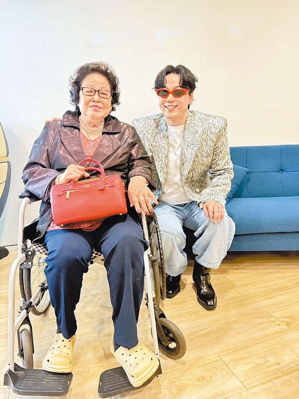 蕭煌奇（右）為了孝敬母親，存錢買房給媽媽住。（圖／蕭煌奇 提供）